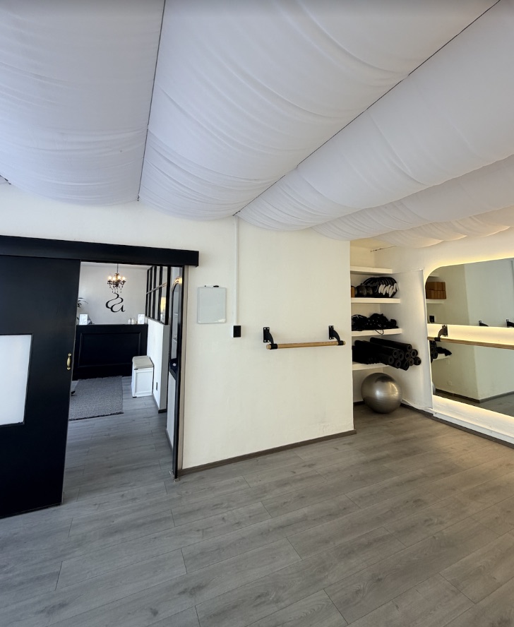 Interior de Aera Studio con accesorios y acceso a la recepción