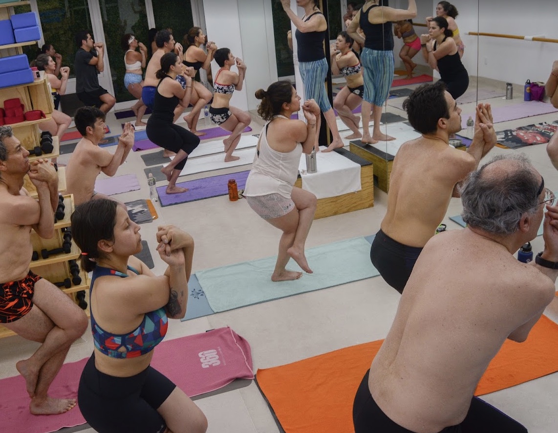 Clase grupal de yoga frente a los espejos de Estudio Bengala Polanco