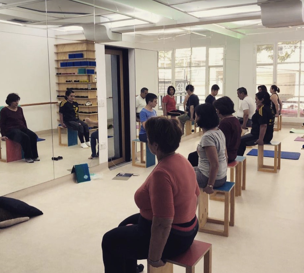 Práctica grupal con sillas en el salón de Estudio Bengala Polanco