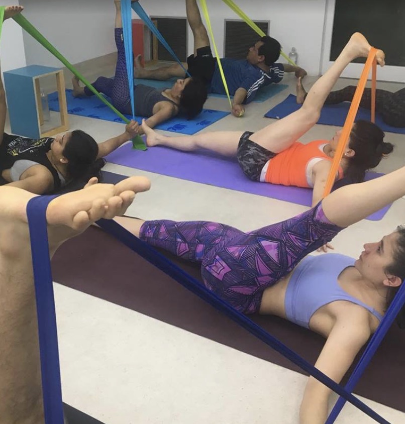Práctica de yoga con cinturones en Estudio Bengala Polanco