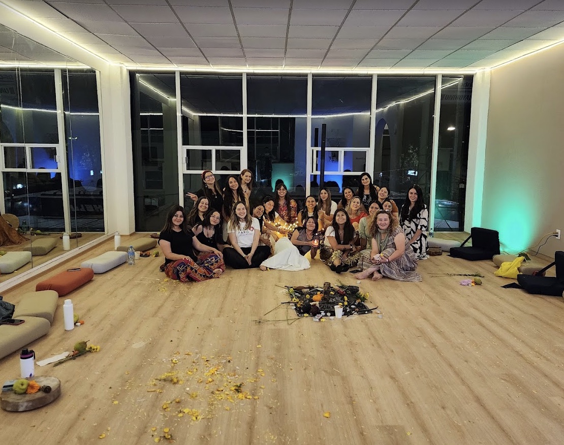 Grupo reunido en el salón de Bodai Yoga Del Valle