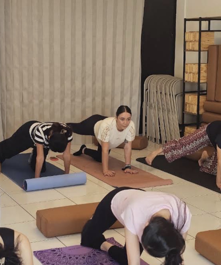 Alumnas practicando yoga en Casa Nivasa