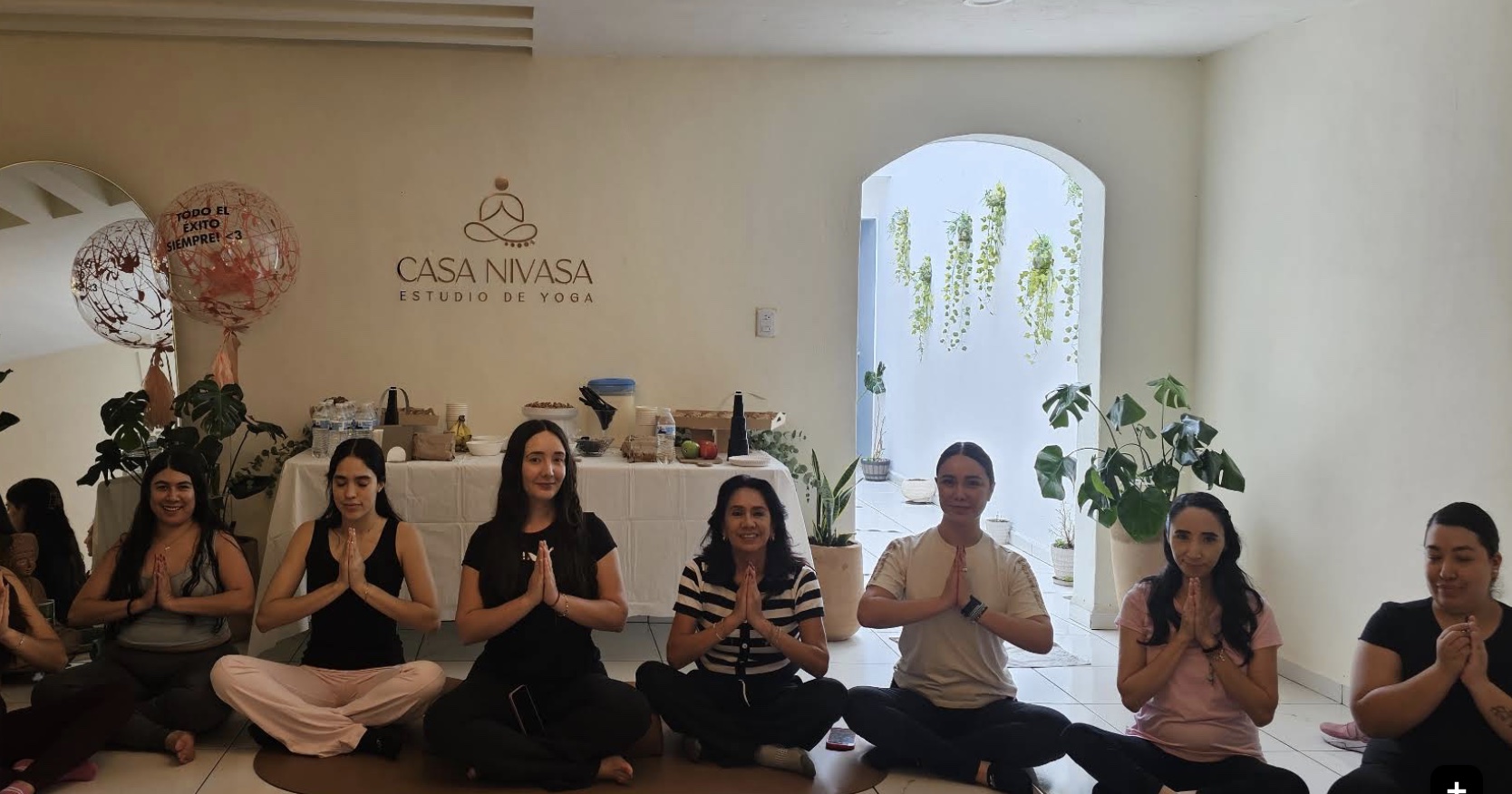 Comunidad de Casa Nivasa reunida al terminar una práctica