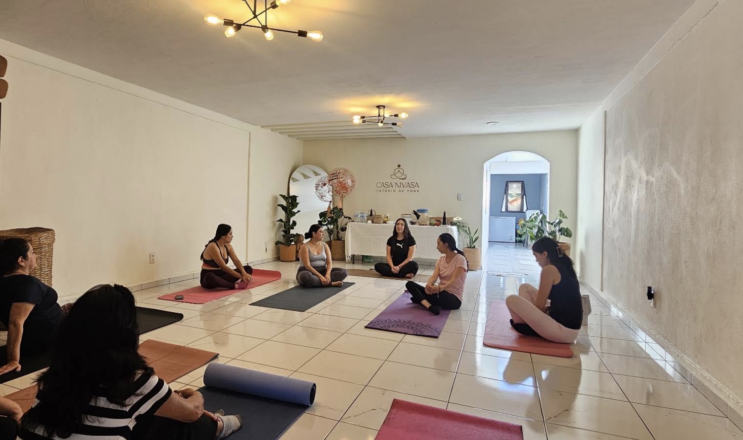 Salón de Casa Nivasa preparado para una práctica grupal de yoga