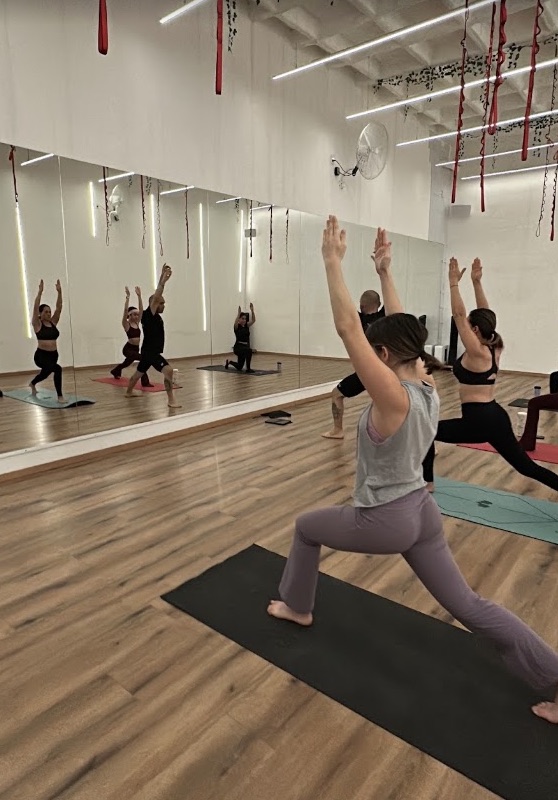 Clase grupal frente a los espejos de Gayo Yoga & Wellness
