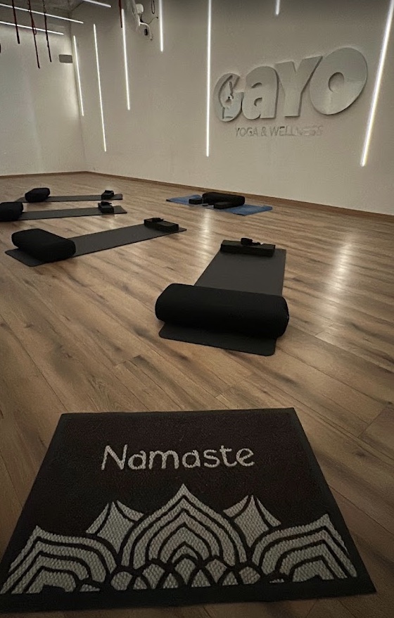 Salón de Gayo Yoga & Wellness preparado con tapetes, bloques y cojines