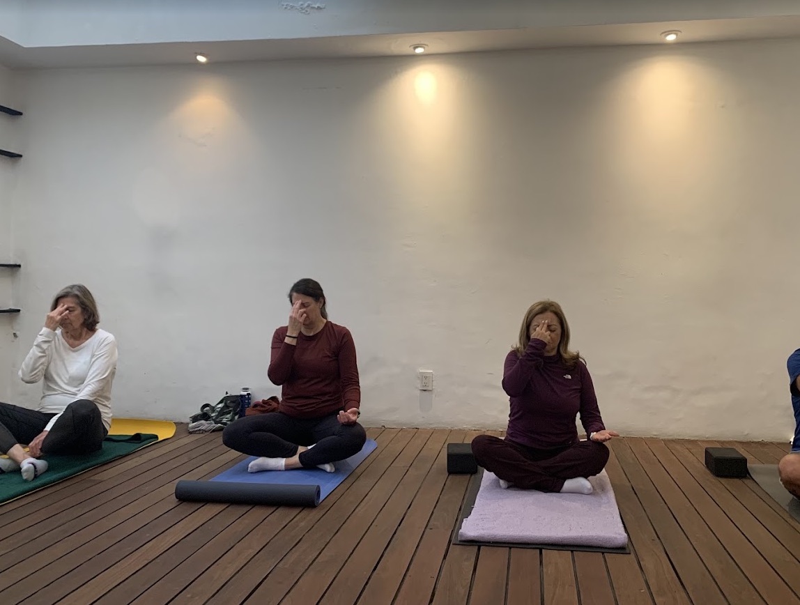 Práctica de respiración en grupo en Gurukul Yoga Studio Polanco
