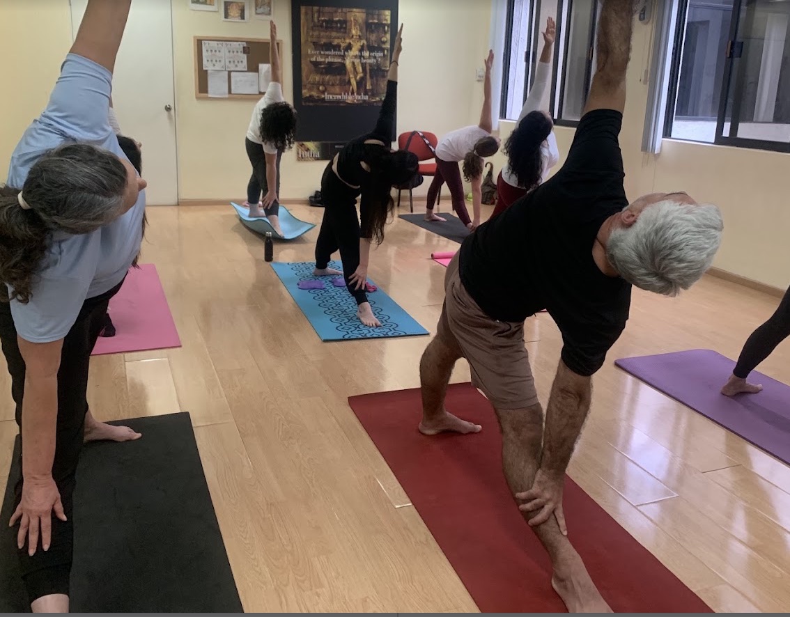Clase grupal de yoga en Gurukul Yoga Studio Polanco