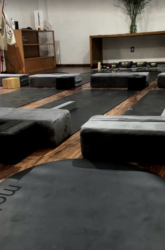 Salón de KoKo Yoga Del Valle con tapetes, cojines y cuencos