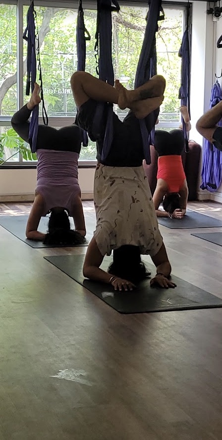 Práctica grupal con soportes en Kurunta Yoga