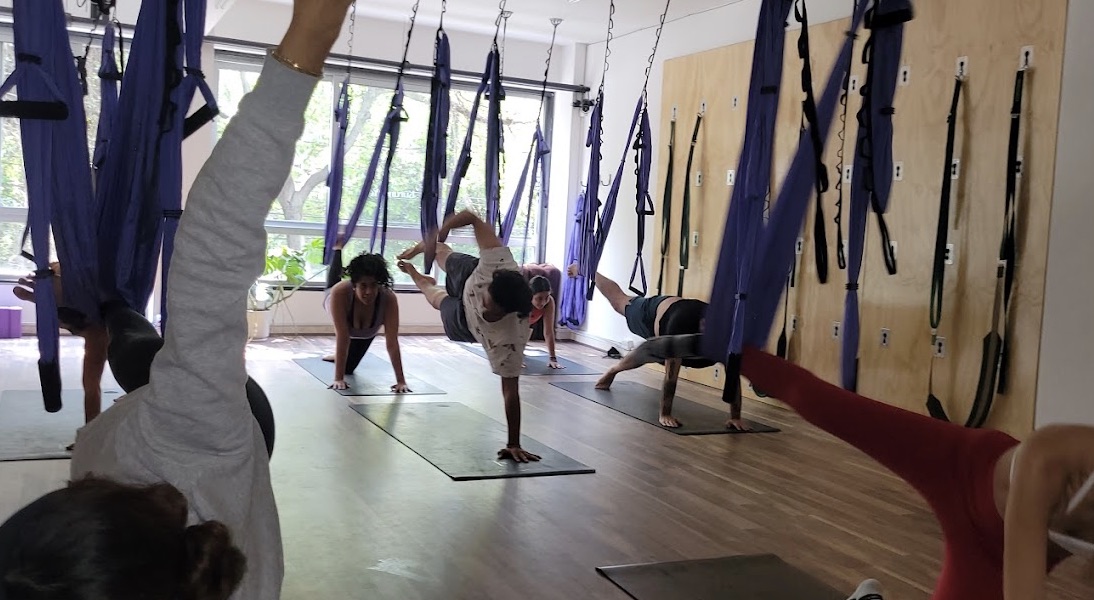 Clase de yoga con cuerdas y telas en Kurunta Yoga