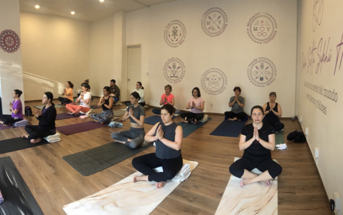 Práctica grupal de meditación en el salón de Metta Yoga