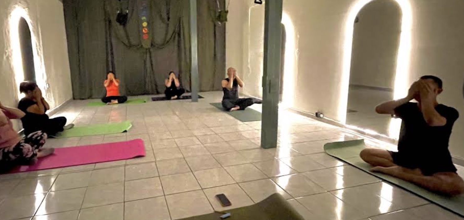 Clase grupal de yoga en Miranda Yoga Flow Estudio