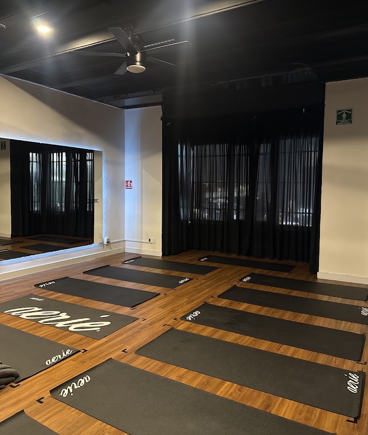 Salón de Origen Estudio Polanco con tapetes y piso de madera
