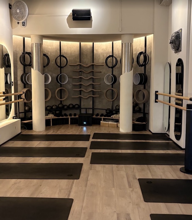 Salón de SoulStudio Masaryk preparado con tapetes y accesorios