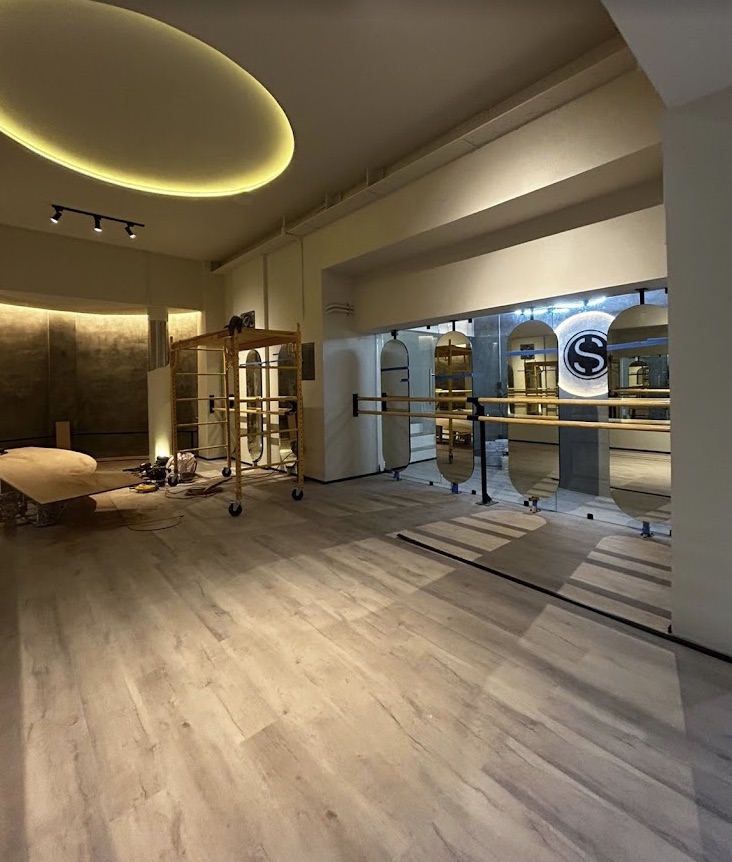 Interior de SoulStudio Masaryk con espejos e iluminación cálida