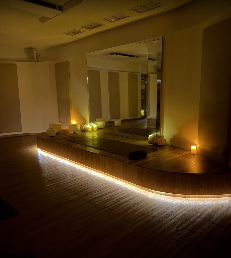 Interior de THE MAT MX con iluminación cálida, espejos y cuencos