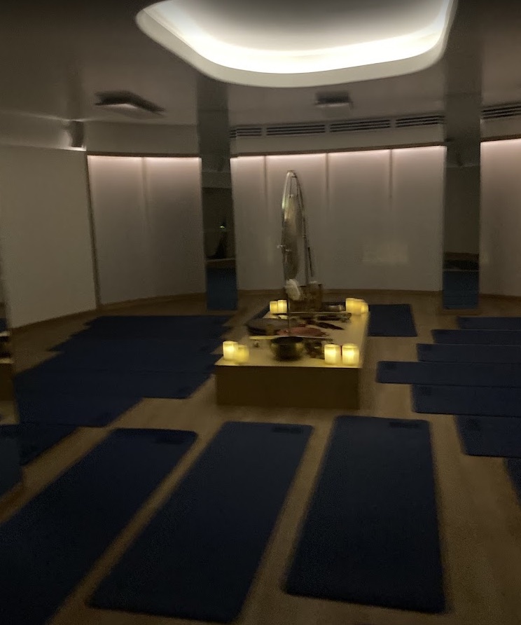 Sala de THE MAT MX preparada con tapetes e iluminación tenue