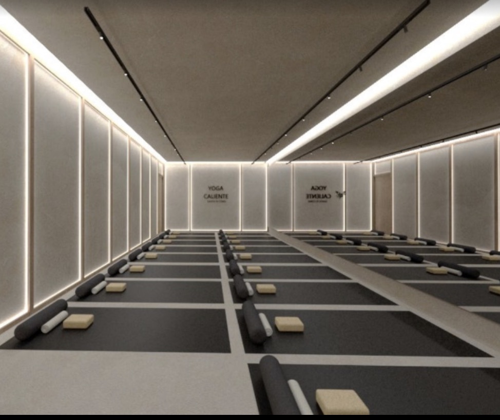 Salón de Yoga Caliente Santa Fe con tapetes, bloques y espejos
