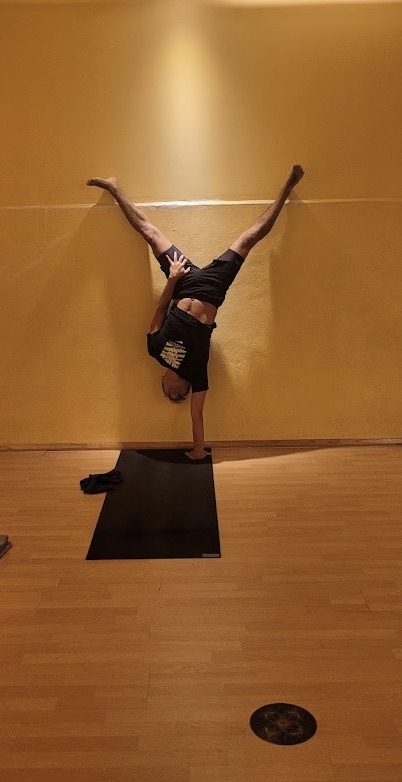 Práctica de yoga junto a una pared amarilla en Yoga Espacio Coyoacán