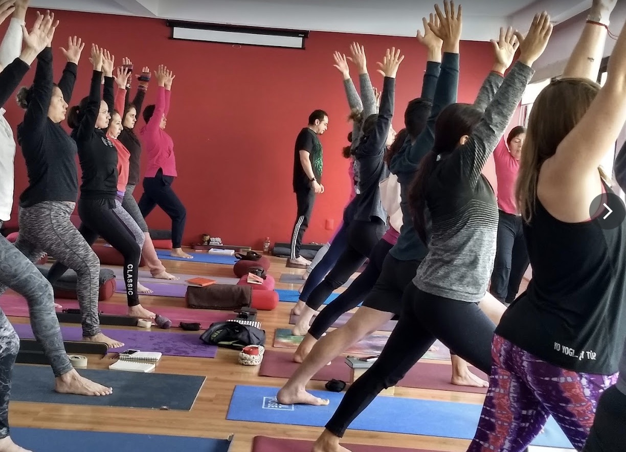 Clase grupal en Yoga Espacio Del Valle con tapetes y soportes