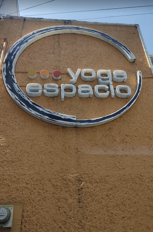 Fachada con el letrero de Yoga Espacio