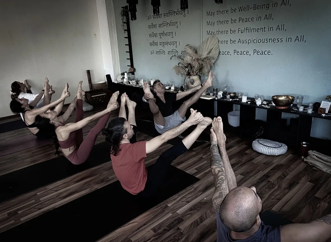 Clase grupal de yoga en Atma Yoga & Energy Center