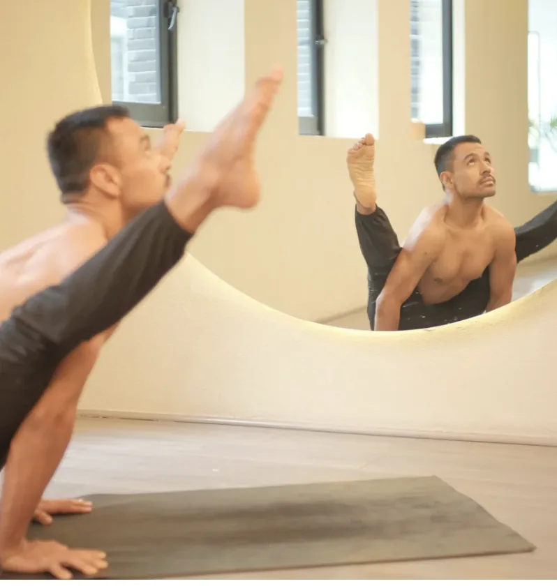 Práctica de yoga en el estudio Con Pausa