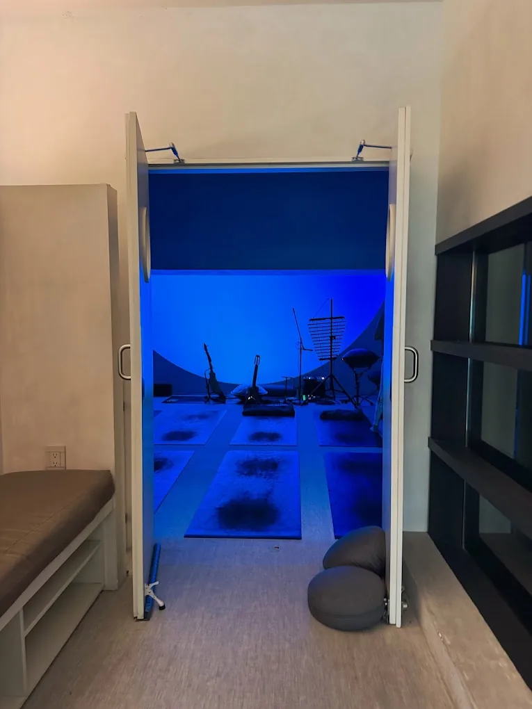Sala de práctica iluminada en azul en Gita Studio
