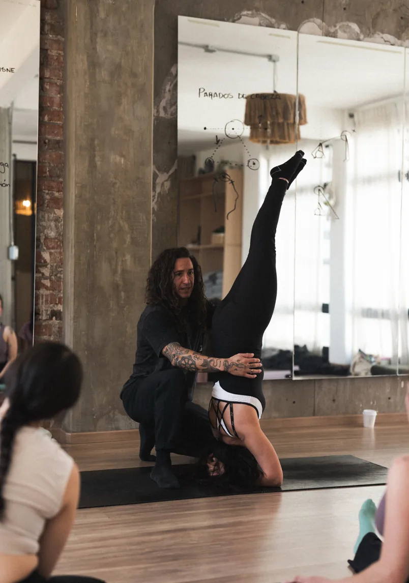 Práctica de yoga con instructor en Mūla Yoga Shala