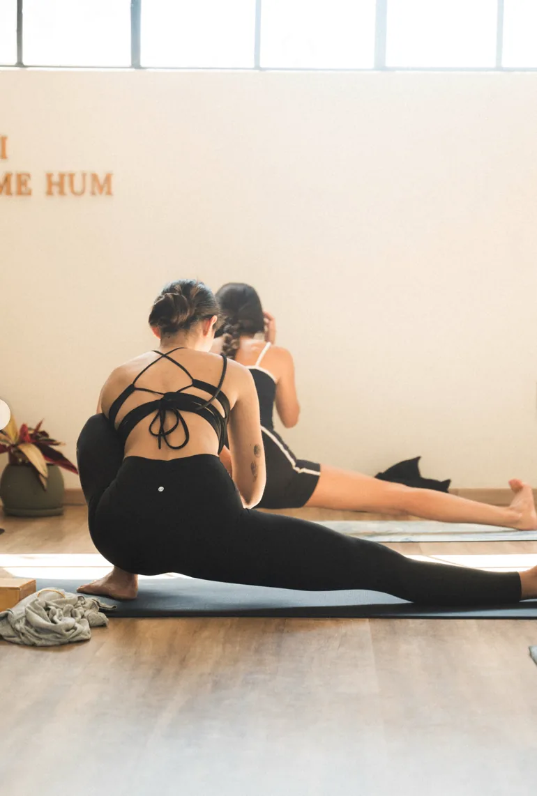 Práctica de estiramiento en Mūla Yoga Shala